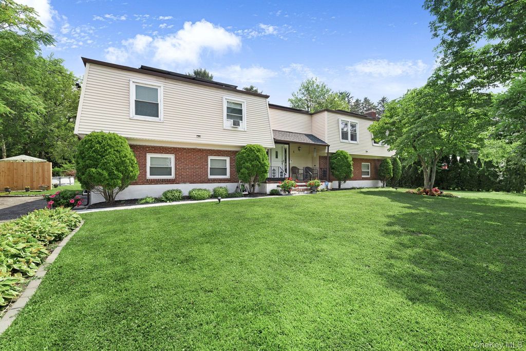 Photo of 6 Farmstead Road, New Windsor, NY 12553 (MLS # 922239)