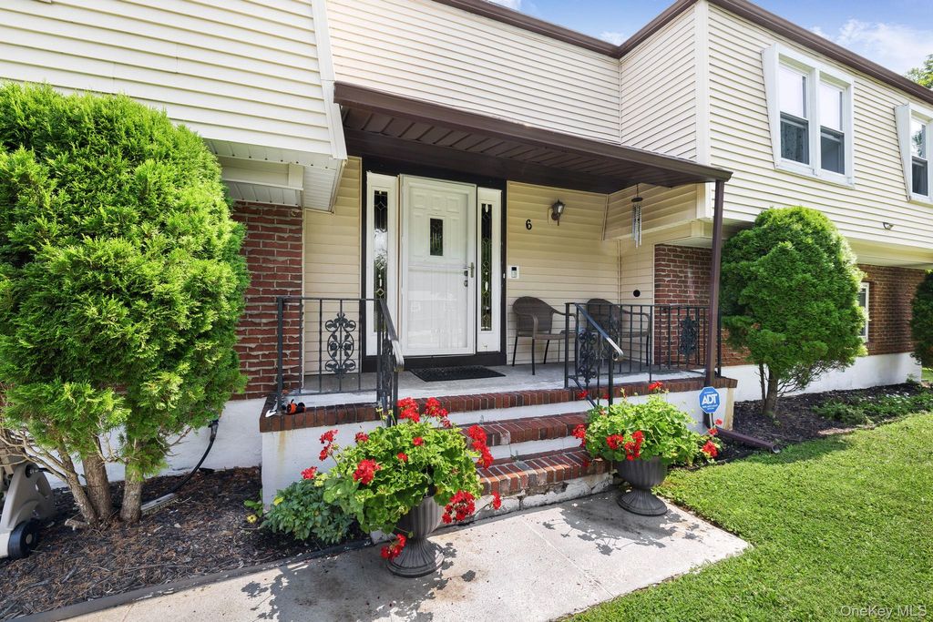 Photo of 6 Farmstead Road, New Windsor, NY 12553 (MLS # 922239)