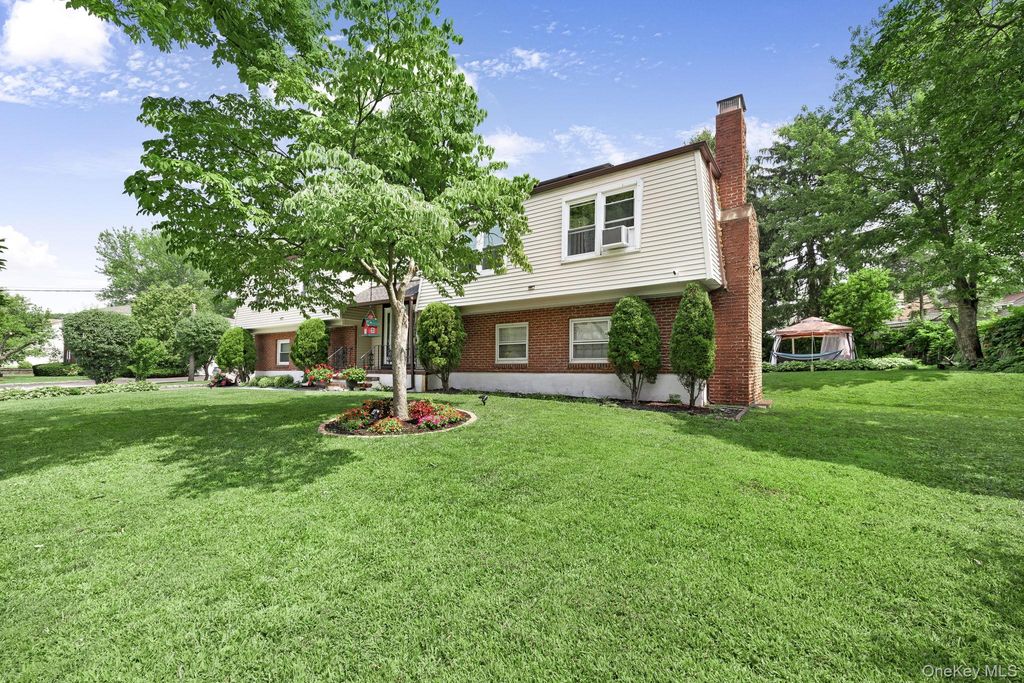 Photo of 6 Farmstead Road, New Windsor, NY 12553 (MLS # 922239)