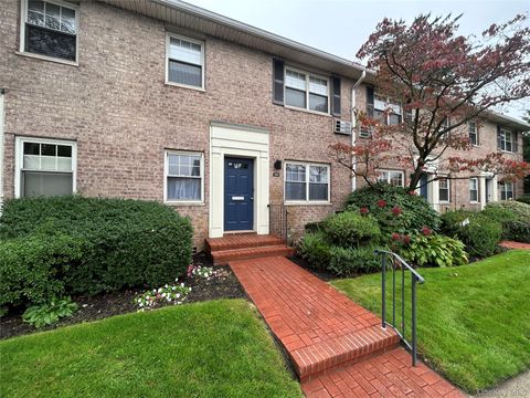 Photo of 400 Merrick Road #5A, Rockville Centre, NY 11570 (MLS # 917185)