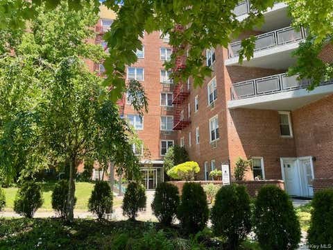 Homes For Sale - 15105 Cross Island Parkway Pkwy #1D<br/> Whitestone, NY 11357
