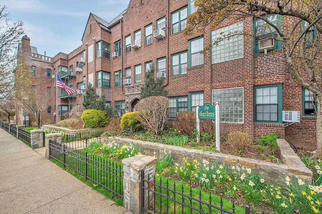 Property for Sale at 69th Avenue 102, Forest Hills, Queens, NY - Bedrooms: 2 
Bathrooms: 2 
Rooms: 5  - $749,000