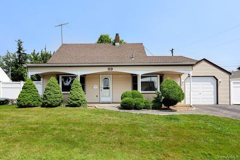 Homes For Sale - 69 Corncrib Lane<br/> Levittown, NY 11756