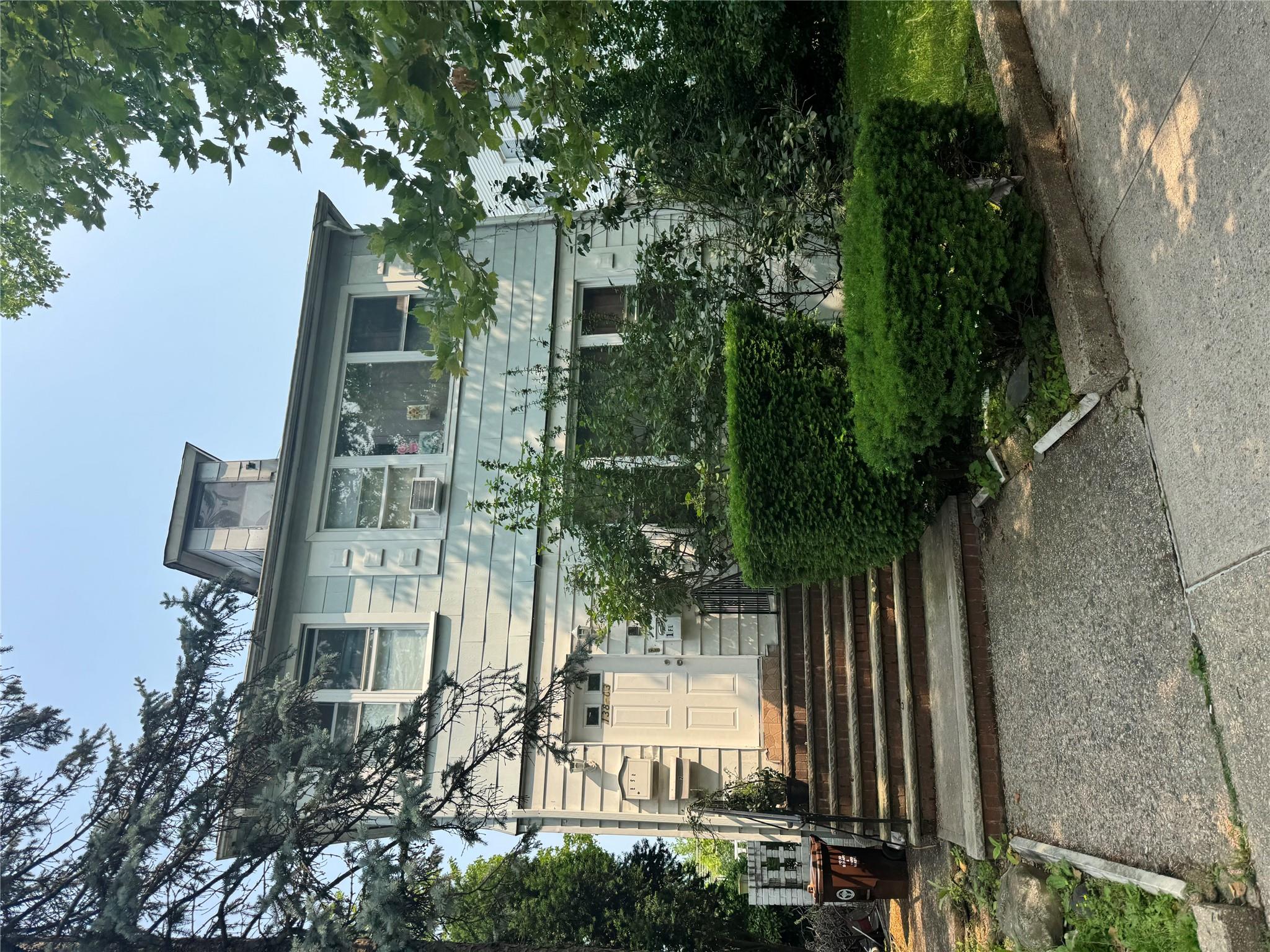 82 Avenue, Briarwood, Queens, NY - 3 Bedrooms  
2 Bathrooms  
7 Rooms - 