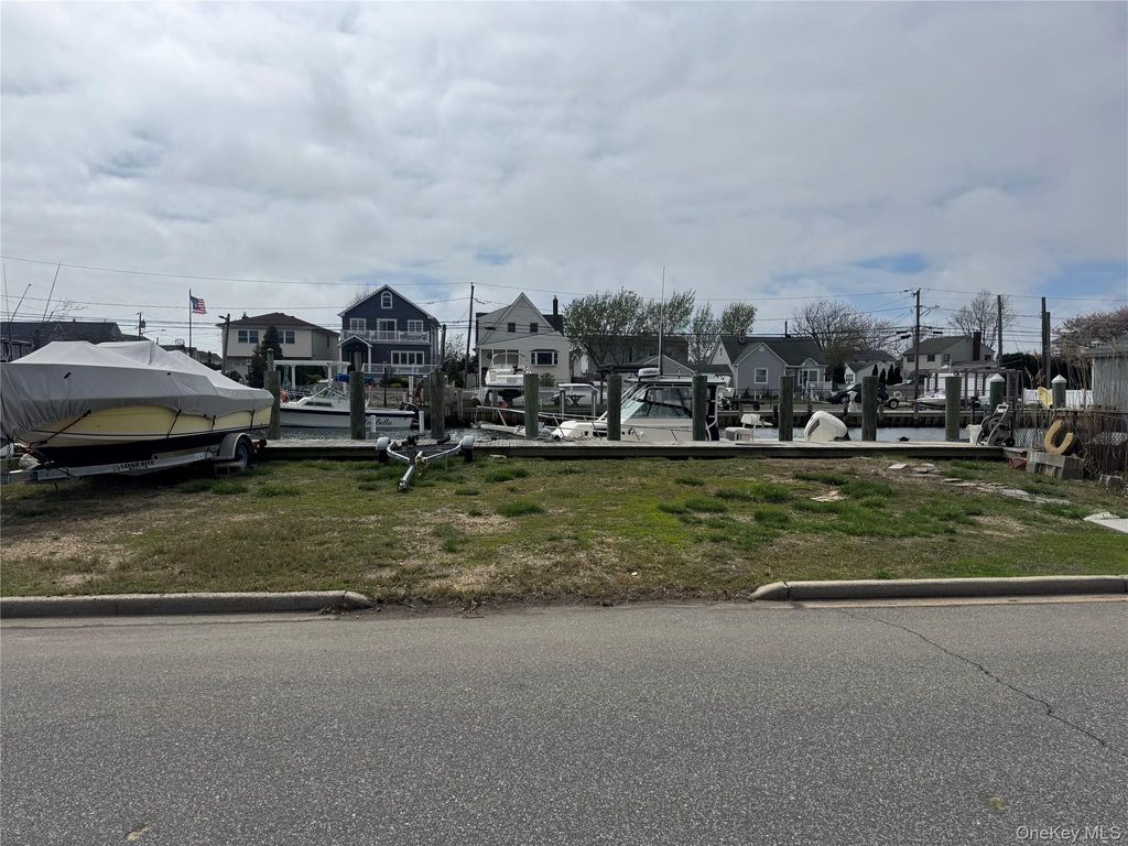Photo of 253 E Riviera Drive, Lindenhurst, NY 11757 (MLS # 991270)