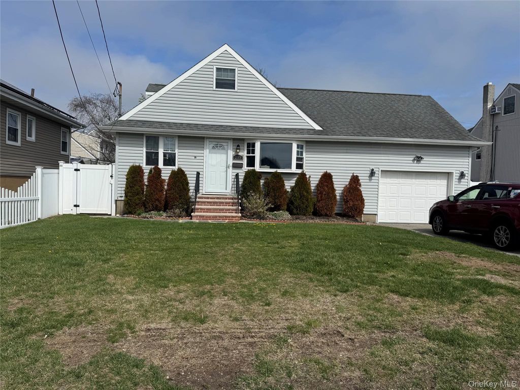 Photo of 253 E Riviera Drive, Lindenhurst, NY 11757 (MLS # 991270)
