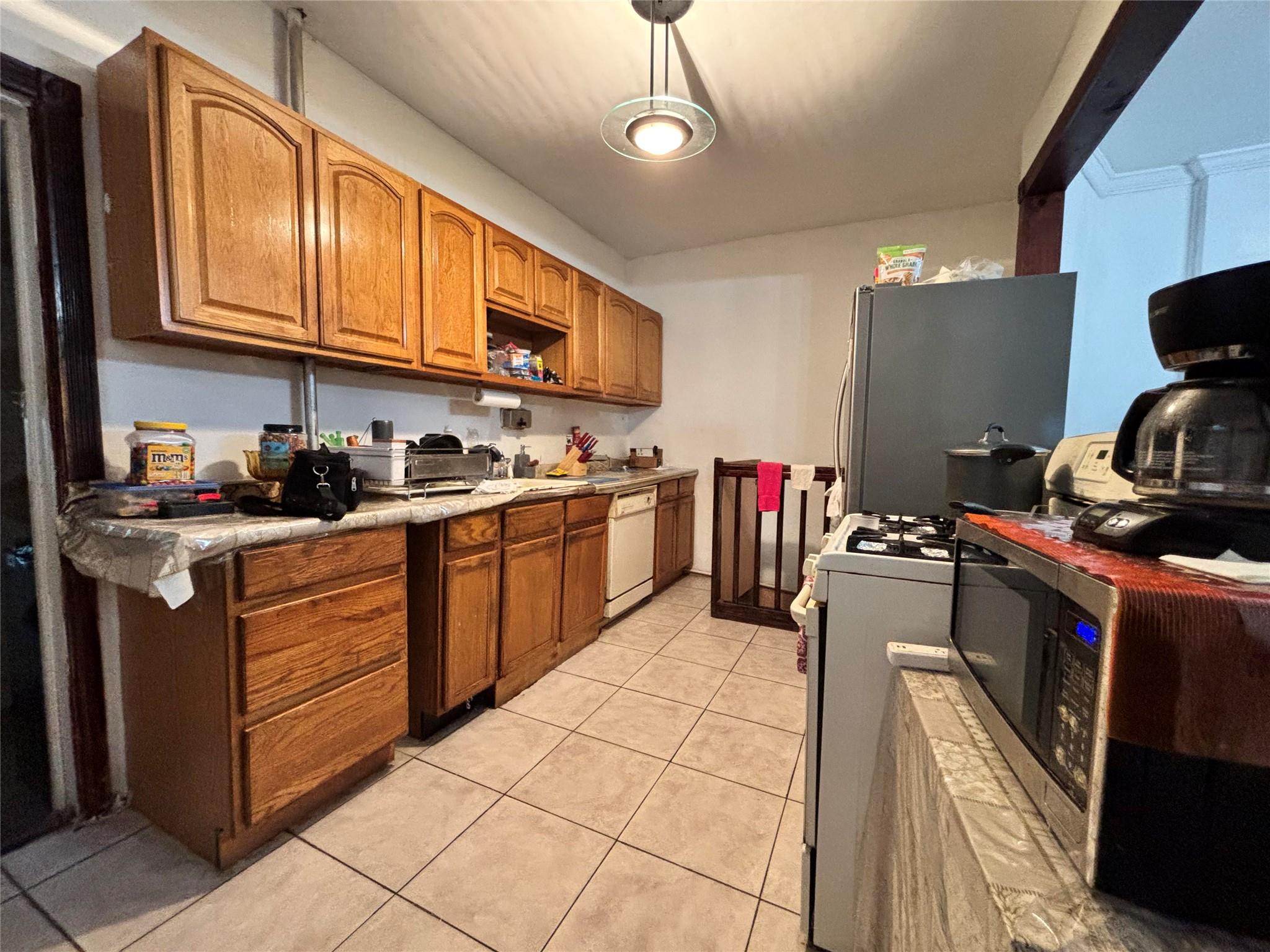 556 Van Cortlandt Park Avenue, Yonkers, New York image 4