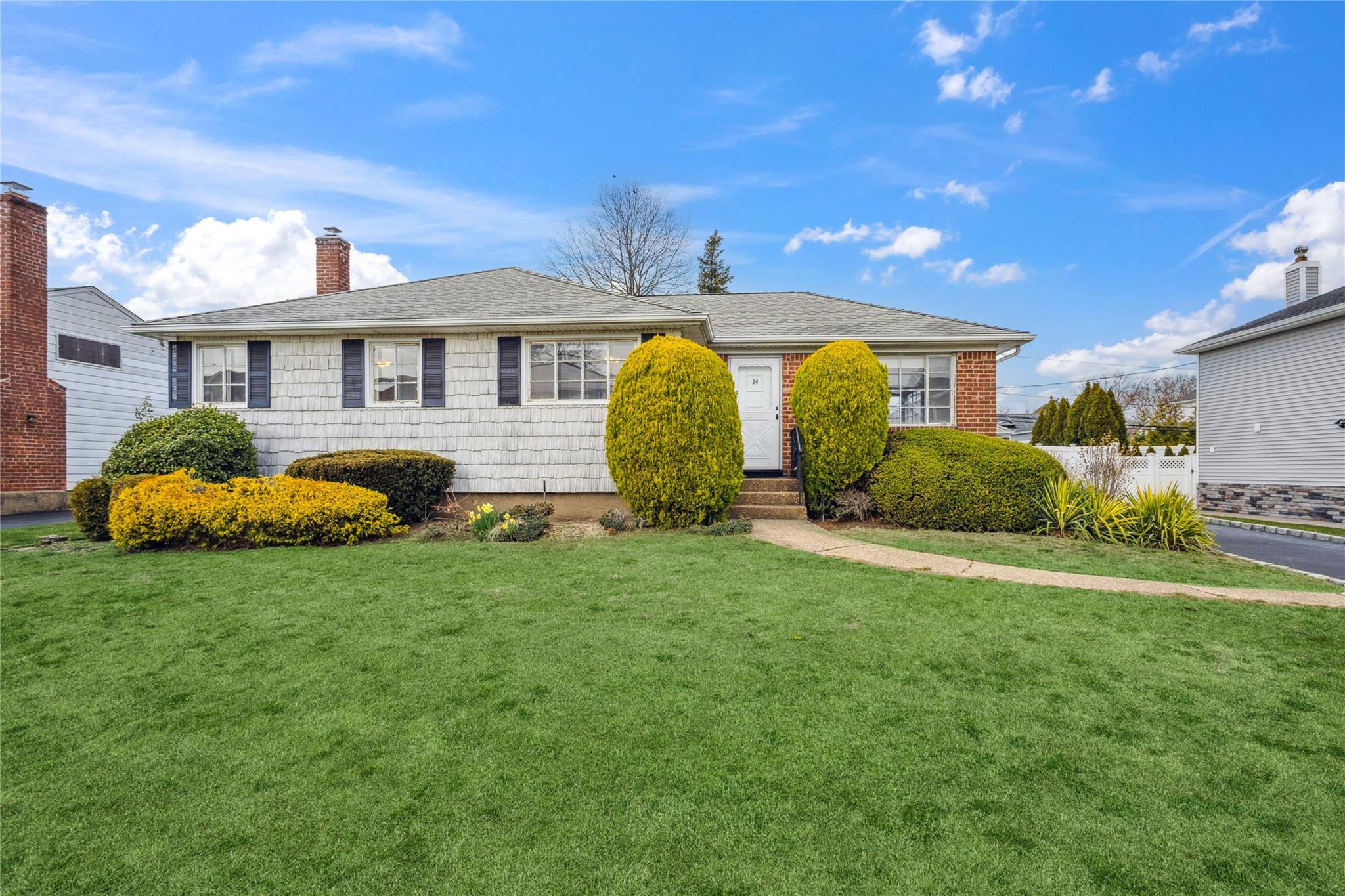 14 London Road, Syosset, Florida image 1