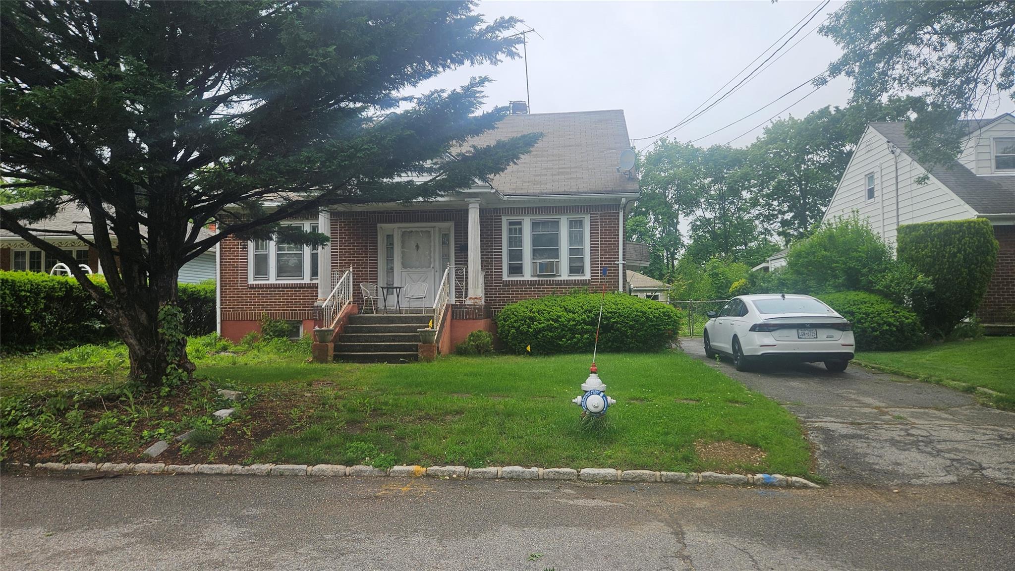37 Netz Place, Albertson, New York image 1