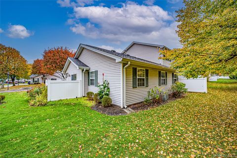 Photo of 19 Biltmore Circle #19, Huntington Station, NY 11746 (MLS # 930599) Photo of 19 Biltmore Circle #19, Huntington Station, NY 11746 (MLS # 930599)