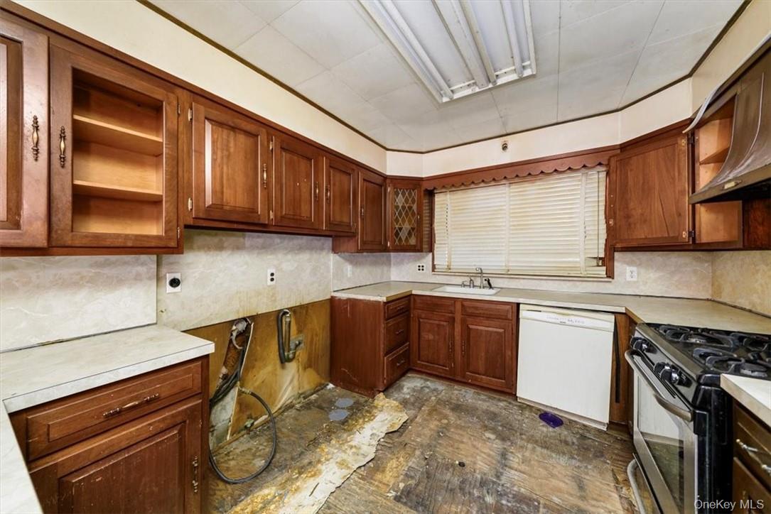 Yonkers, New York 10701, United States, 6 Bedrooms Bedrooms, ,2 BathroomsBathrooms,Residential,Pending,62156