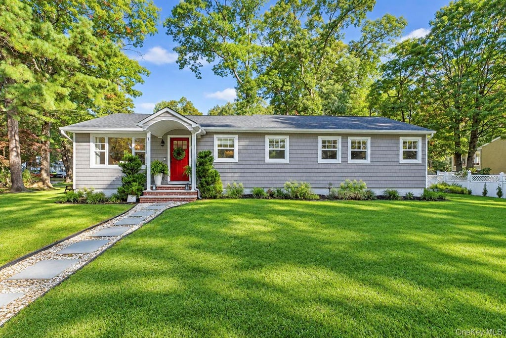 Photo of 7 Centerview Trail, Ridge, NY 11961 (MLS # 1061327)