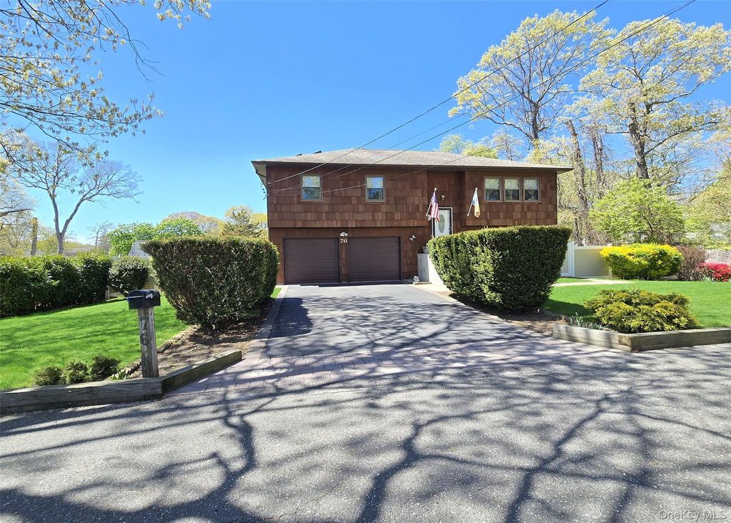 Photo of 76 Webster Avenue, Ronkonkoma, NY 11779 (MLS # 982543)