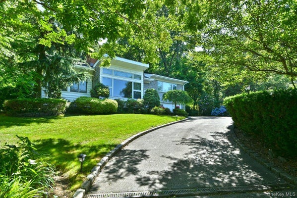 13 VISTA DR, GREAT NECK, NY 11021 - Image 05fb2f70b4e7af606dbe53c7a4480428/1706483998