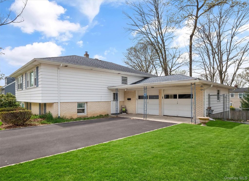 Photo of 11 Willow Drive, Suffern, NY 10901 (MLS # 985614)