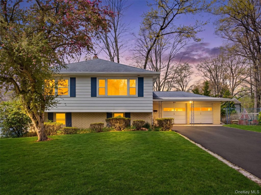 Photo of 11 Willow Drive, Suffern, NY 10901 (MLS # 985614)