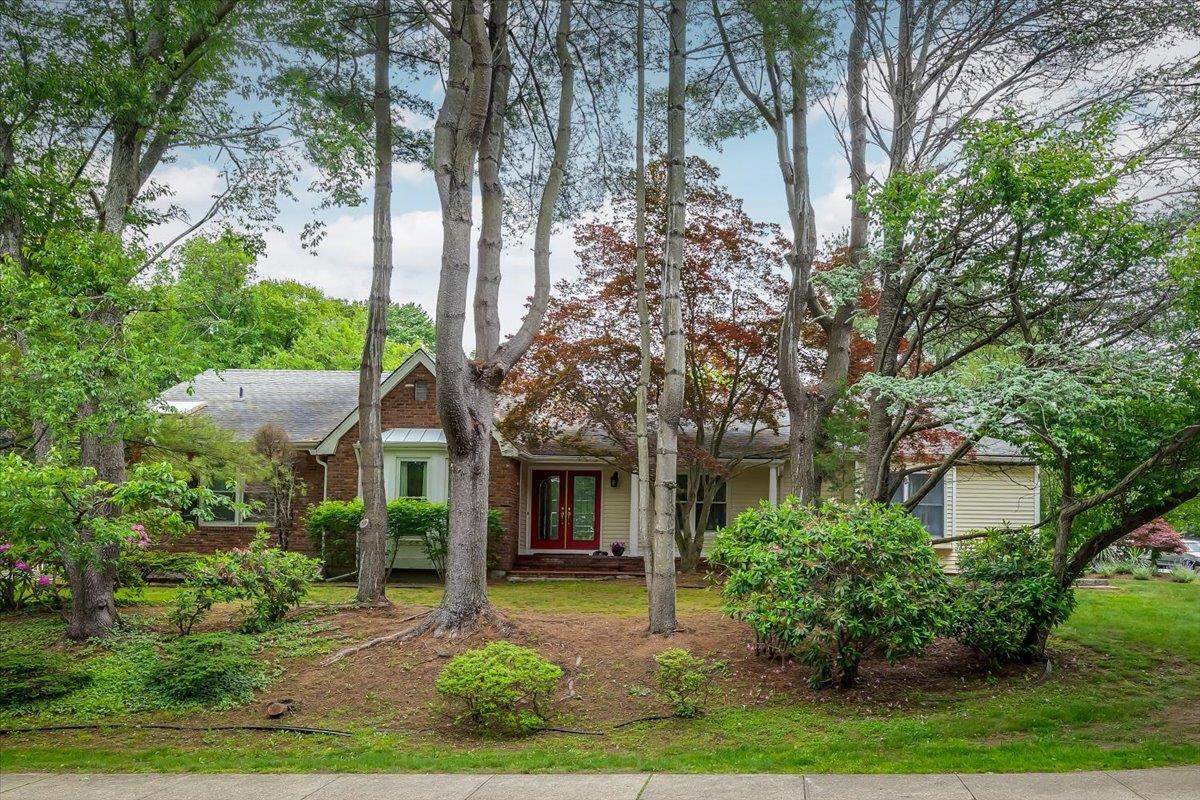Ledgewood Circle, East Setauket, Hamptons, NY - 3 Bedrooms  
3 Bathrooms - 