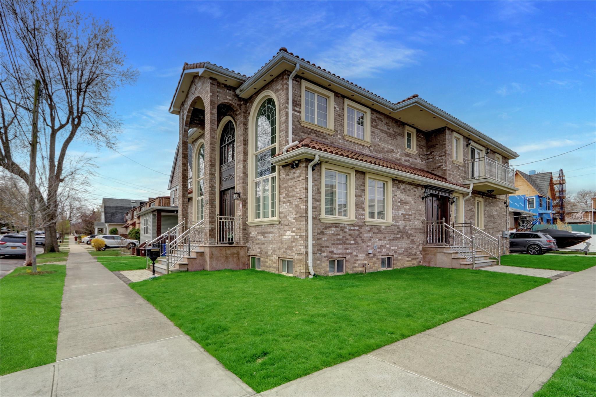 215 Street, Bayside, Queens, NY - 6 Bedrooms  
5 Bathrooms  
18 Rooms - 