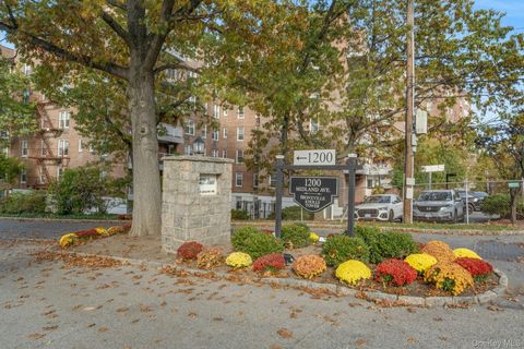 Photo of 1200 Midland Avenue #8f, Bronxville, NY 10708 (MLS # 928607) Photo of 1200 Midland Avenue #8f, Bronxville, NY 10708 (MLS # 928607)