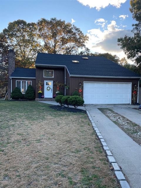 Photo of 4 Marlo Court, Selden, NY 11784 (MLS # 937766)