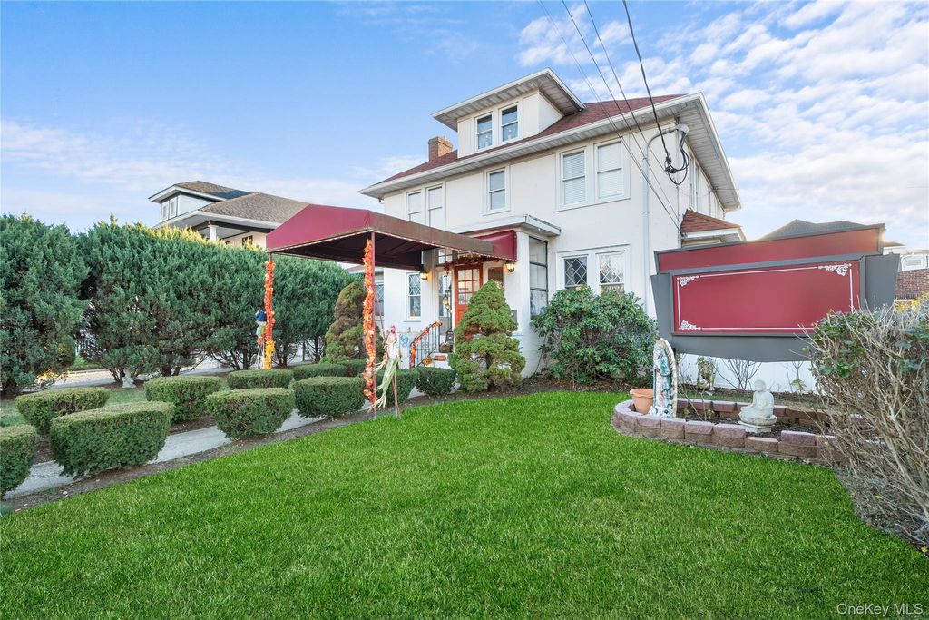 Photo of 70 Park Avenue, Bay Shore, NY 11706 (MLS # 951712)