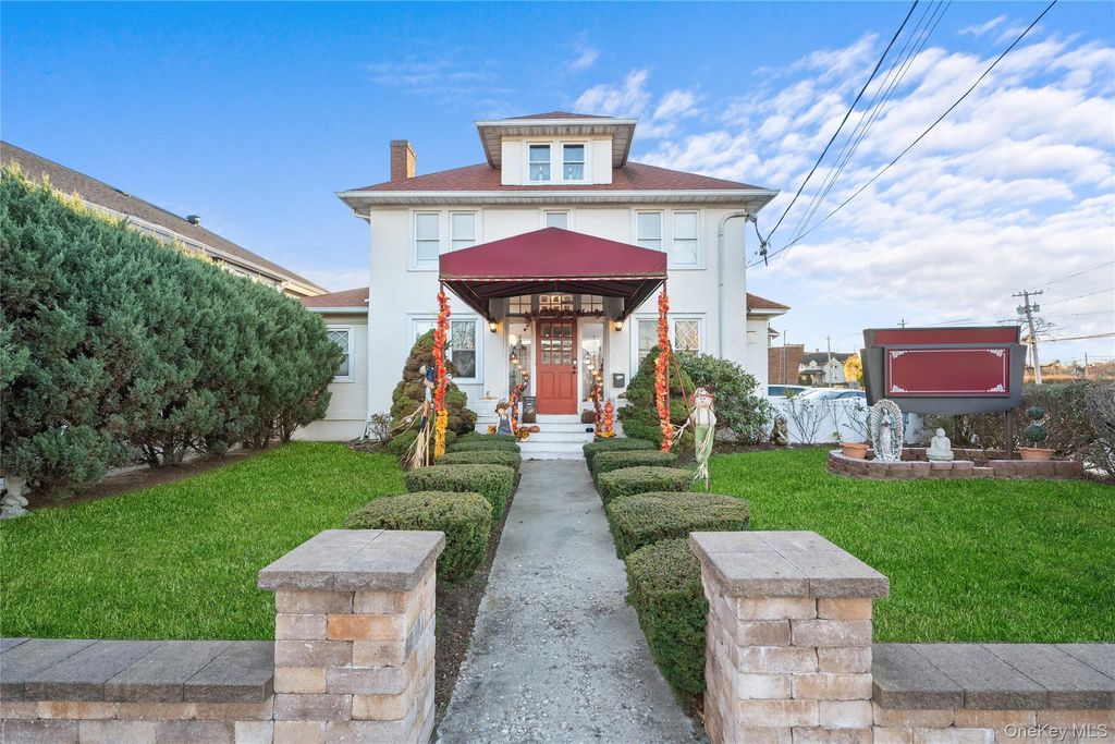 Photo of 70 Park Avenue, Bay Shore, NY 11706 (MLS # 951712)