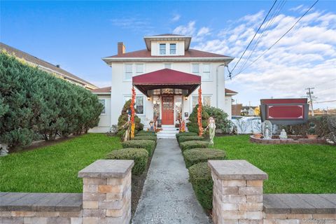 Photo of 70 Park Avenue, Bay Shore, NY 11706 (MLS # 951712)