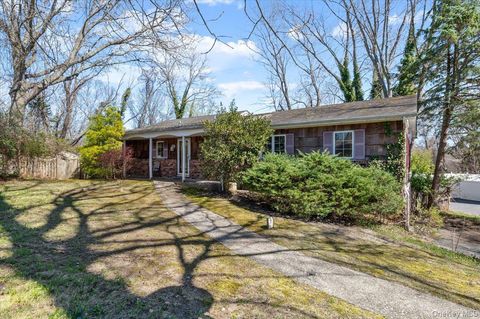 Photo of 20 Veronica Court, Smithtown, NY 11787 (MLS # 984398)