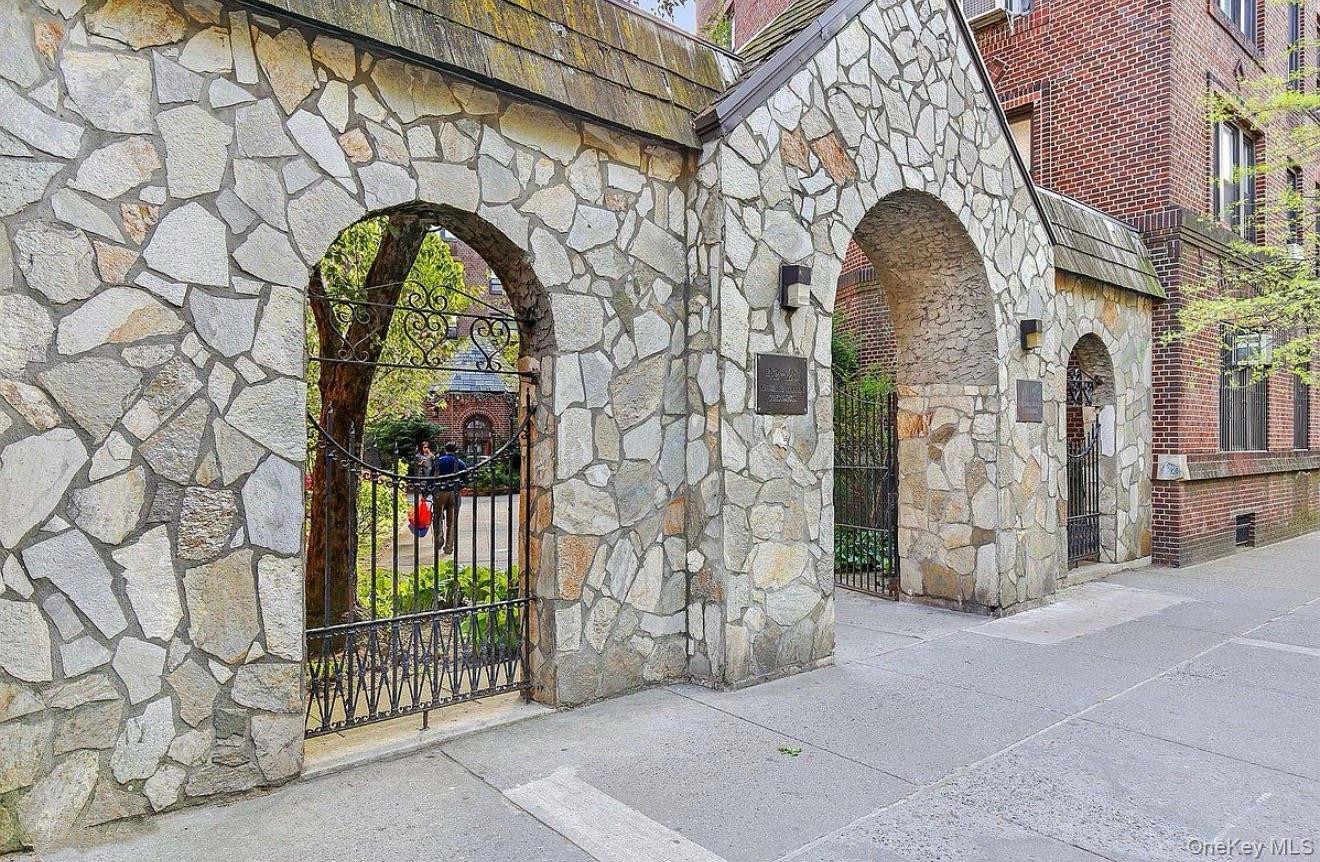 4220 Kissena Boulevard E18