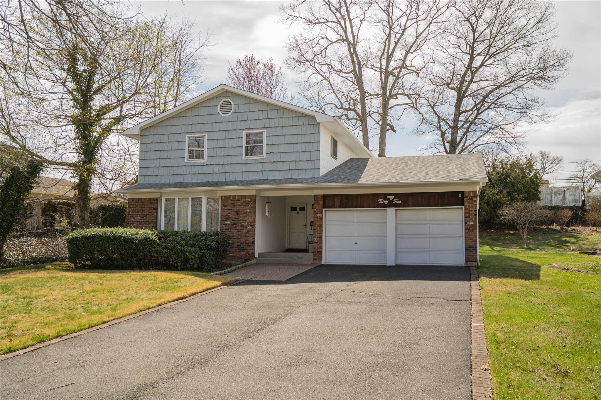 34 Pittoni Drive, Commack, New York image 2