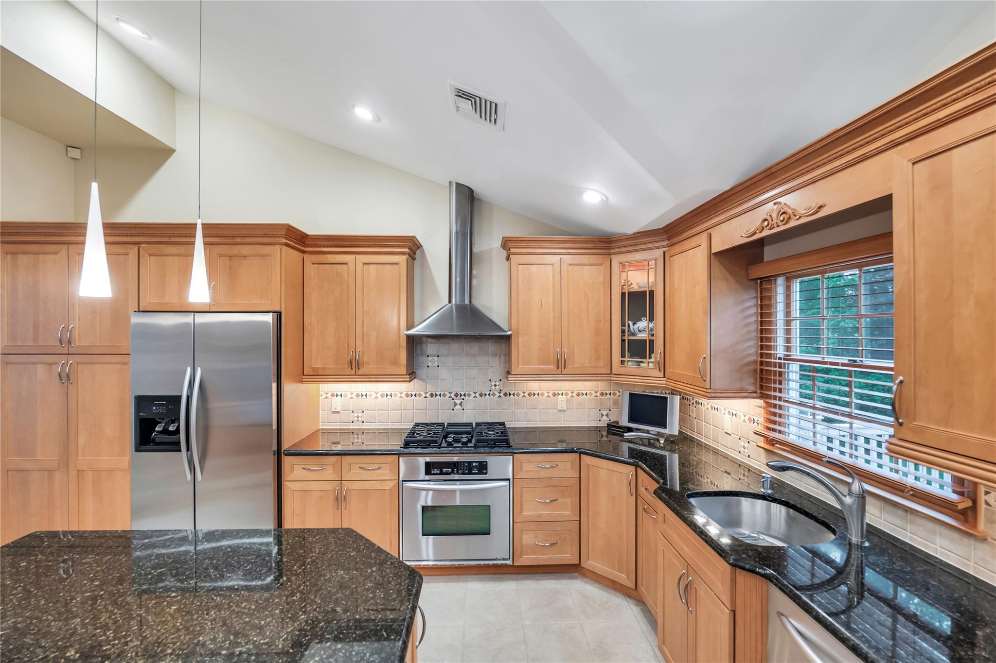 18 Commander Vic Lane, Nesconset, New York image 14