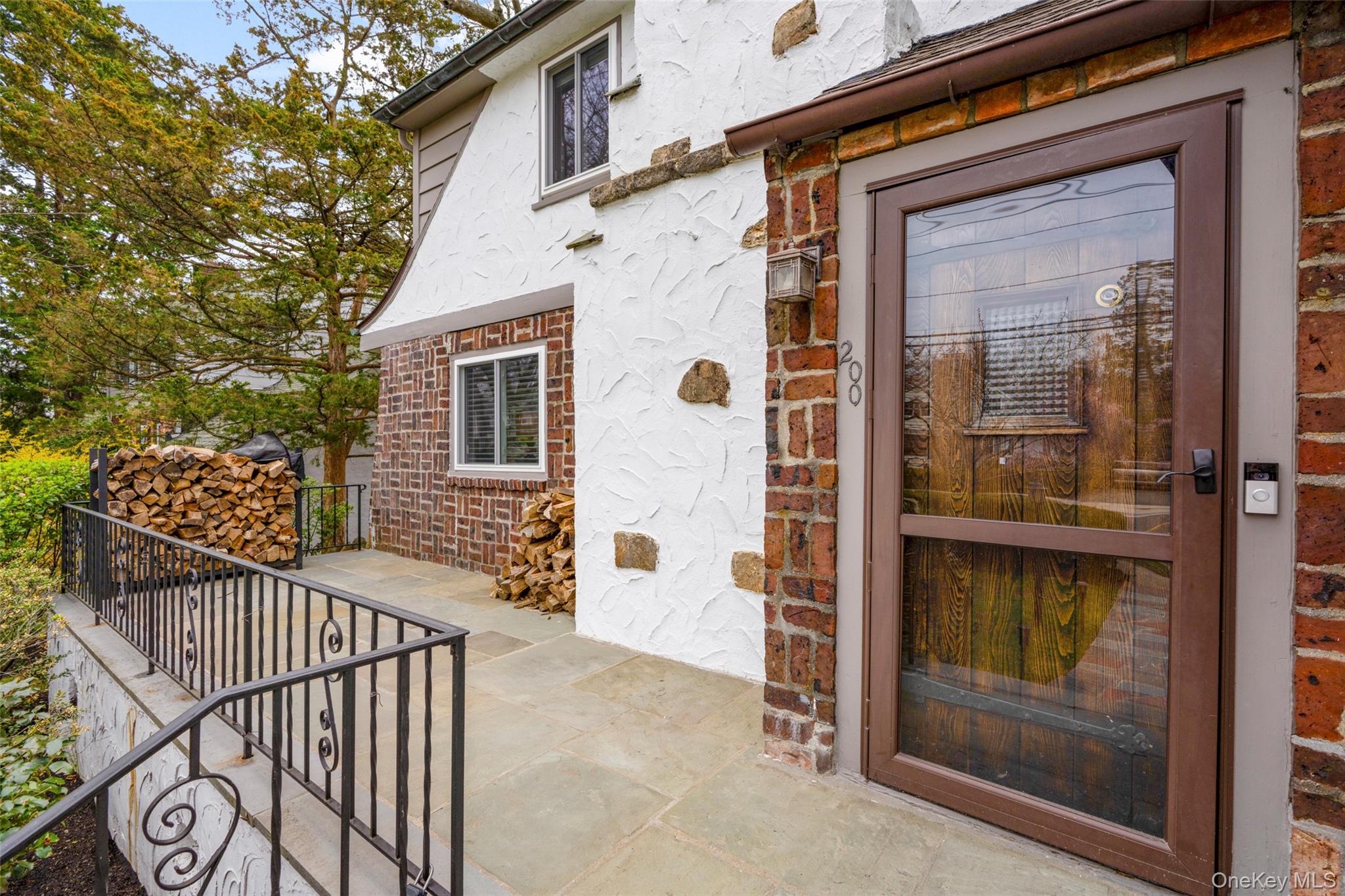 200 Larchmont Avenue