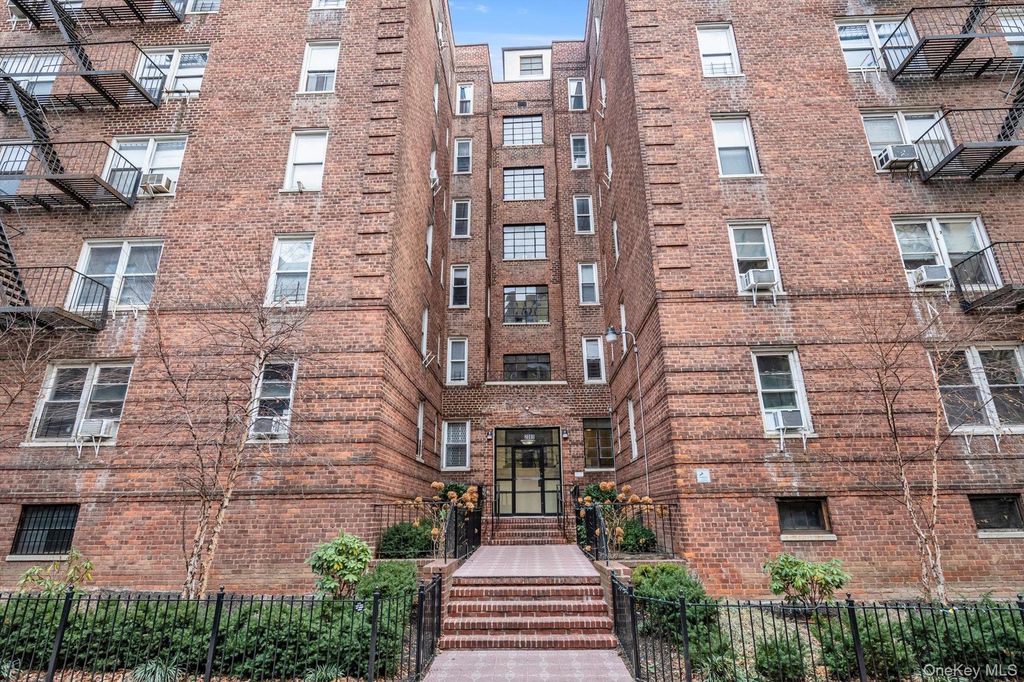 Photo of 2080 Barnes Avenue #4E, Bronx, NY 10462 (MLS # 955055)