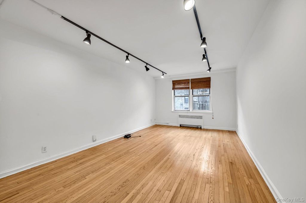 Photo of 2080 Barnes Avenue #4E, Bronx, NY 10462 (MLS # 955055)