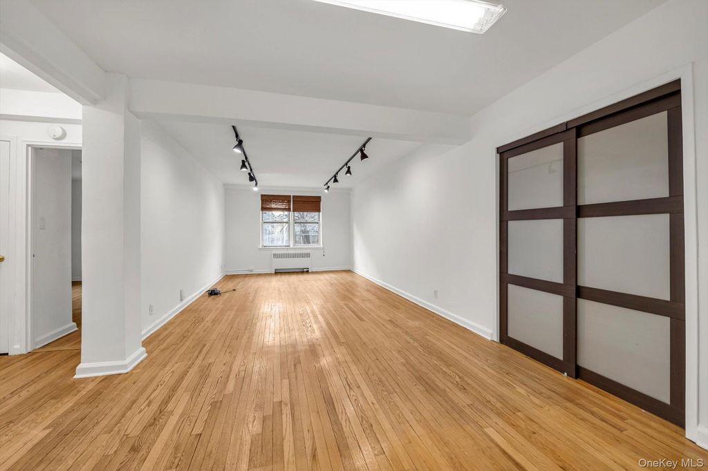 Photo of 2080 Barnes Avenue #4E, Bronx, NY 10462 (MLS # 955055)