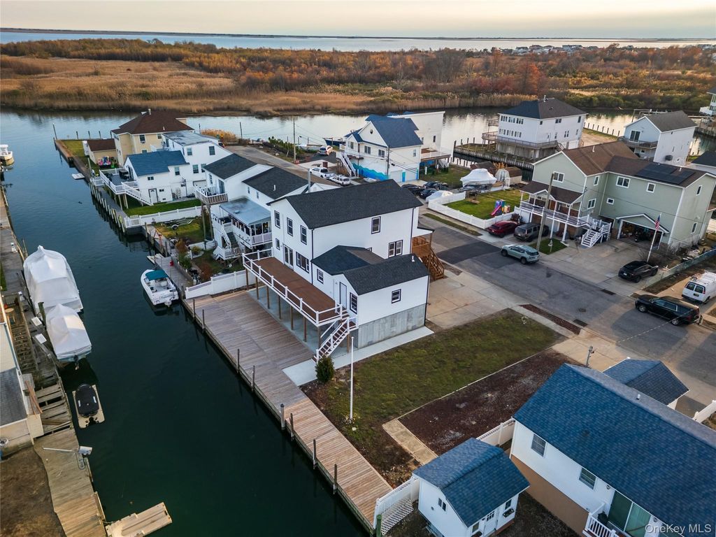 Photo of 886 S 7th Street, Lindenhurst, NY 11757 (MLS # 938406)