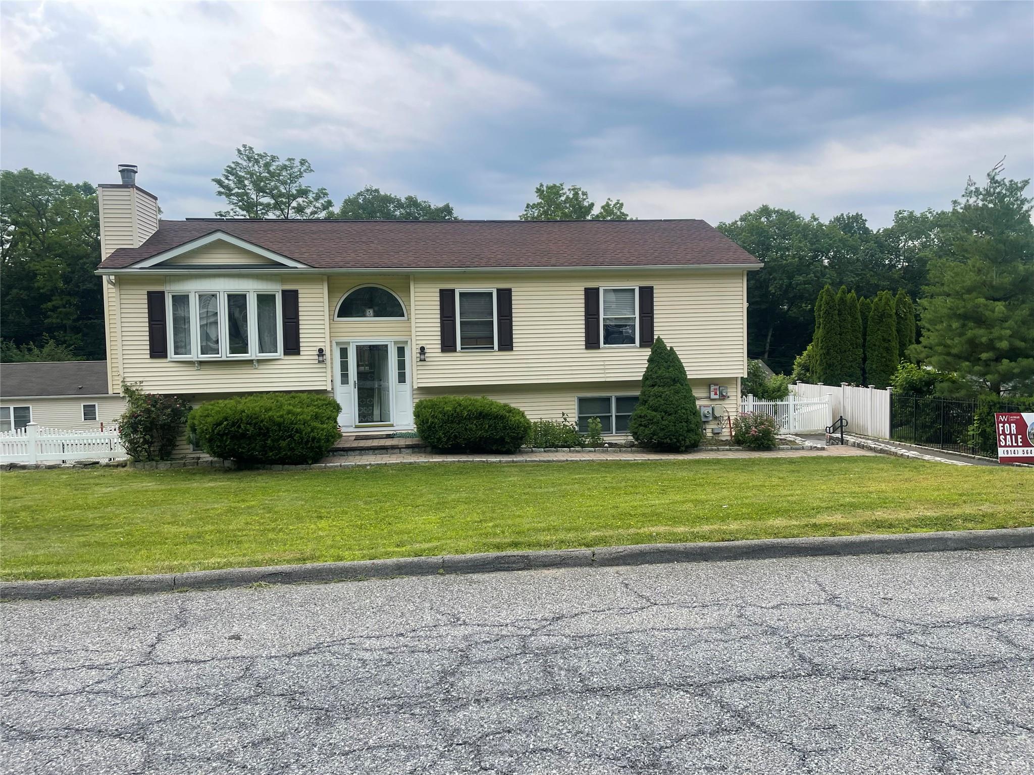 Property for Sale at 5 Sabrina Lane, Ossining, New York - Bedrooms: 3 
Bathrooms: 2 
Rooms: 5  - $680,000