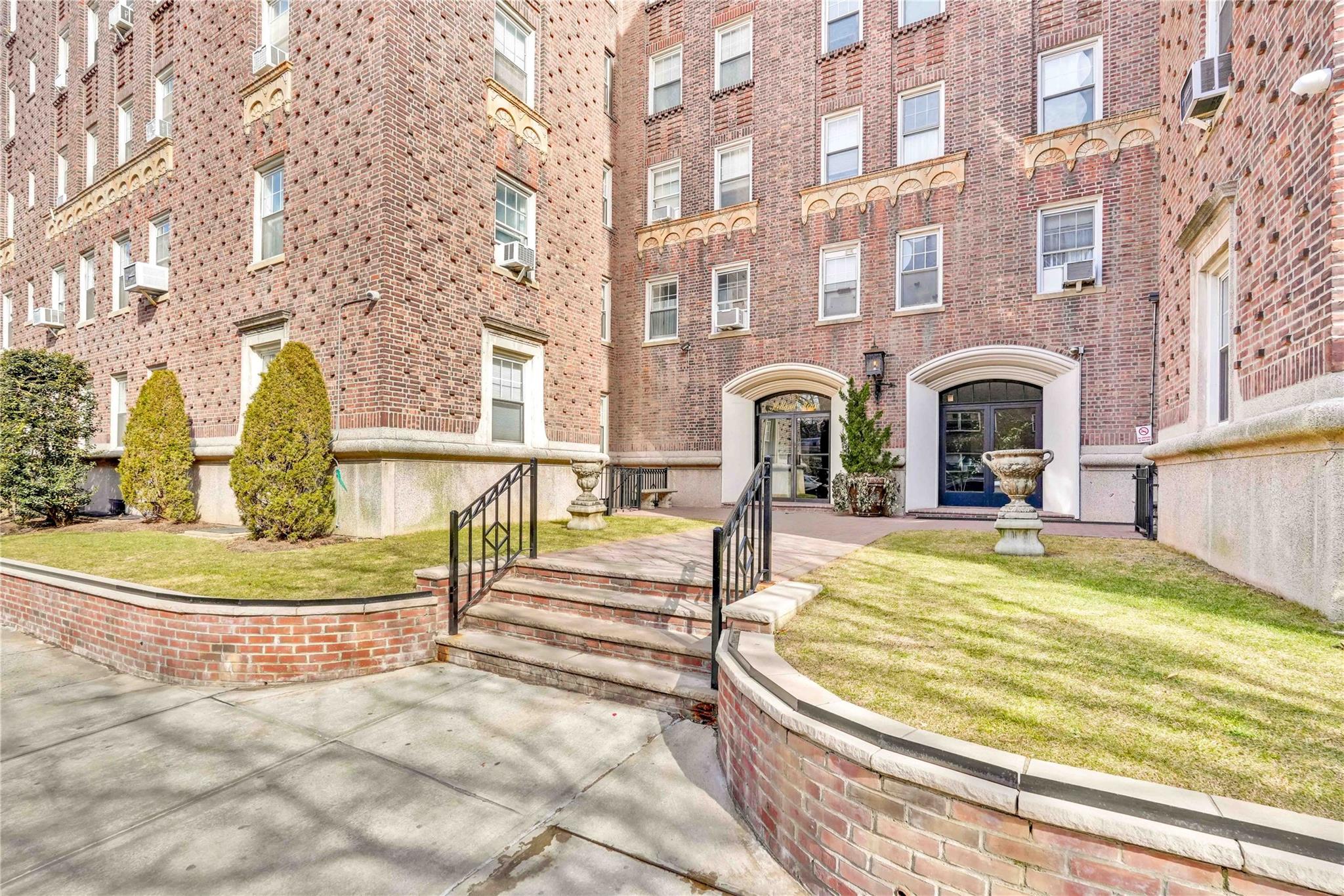 73-37 Austin Street #2E, Forest Hills, New York image 2