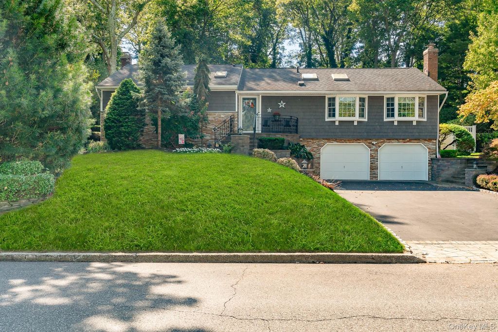 Photo of 48 Glenwood Drive, Hauppauge, NY 11788 (MLS # 922158)