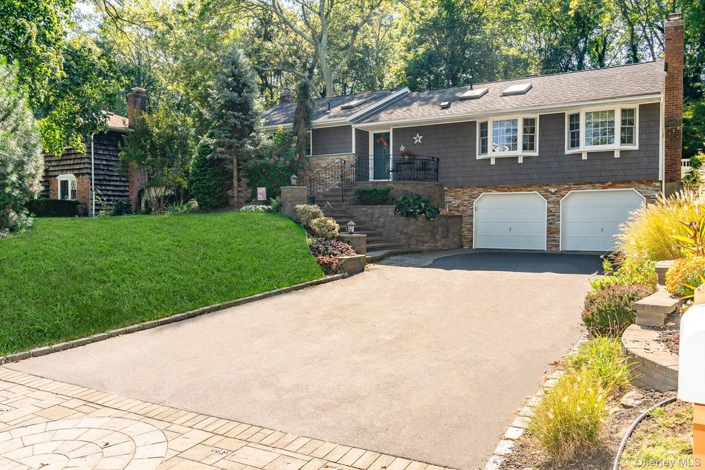 Photo of 48 Glenwood Drive, Hauppauge, NY 11788 (MLS # 922158)