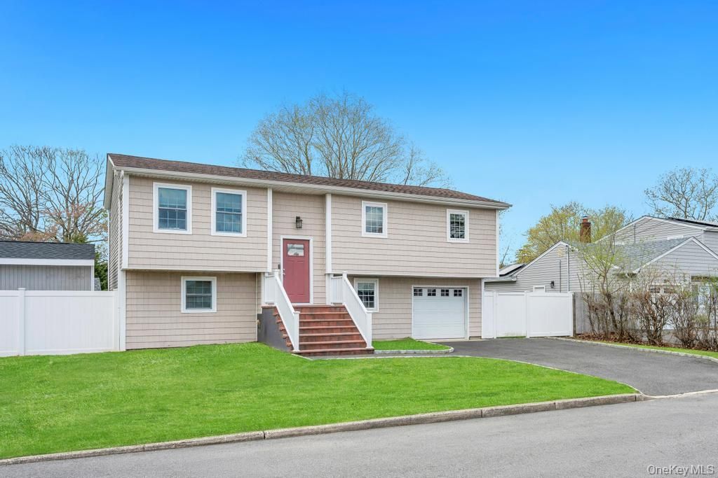 Photo of 794 Sayville Avenue, Bohemia, NY 11716 (MLS # 988473)