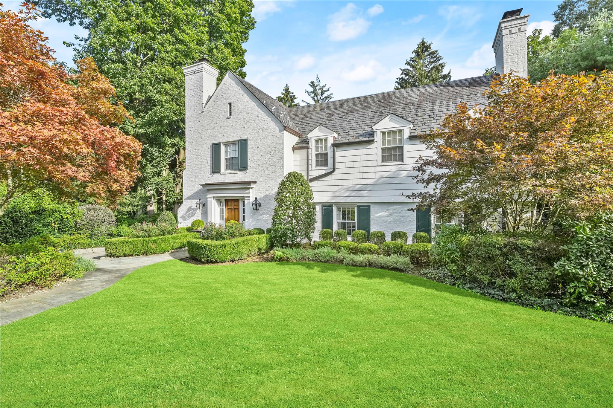 Moore Road, Bronxville, New York - 5 Bedrooms  
5 Bathrooms  
10 Rooms - 