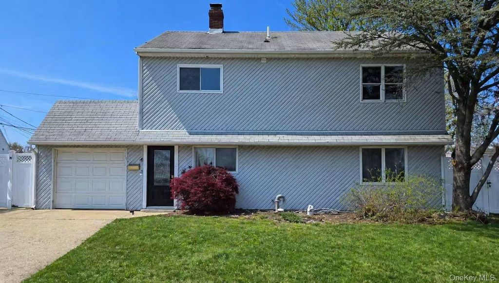 Photo of 8 Harmony Lane, Westbury, NY 11590 (MLS # 995424)