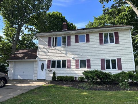 Homes For Sale - 120 Ball Park Lane<br/> Hicksville, NY 11801