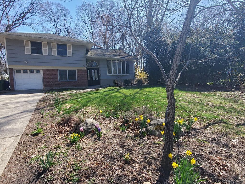 Photo of 86 Soundview Drive, Port Jefferson, NY 11777 (MLS # 983667)