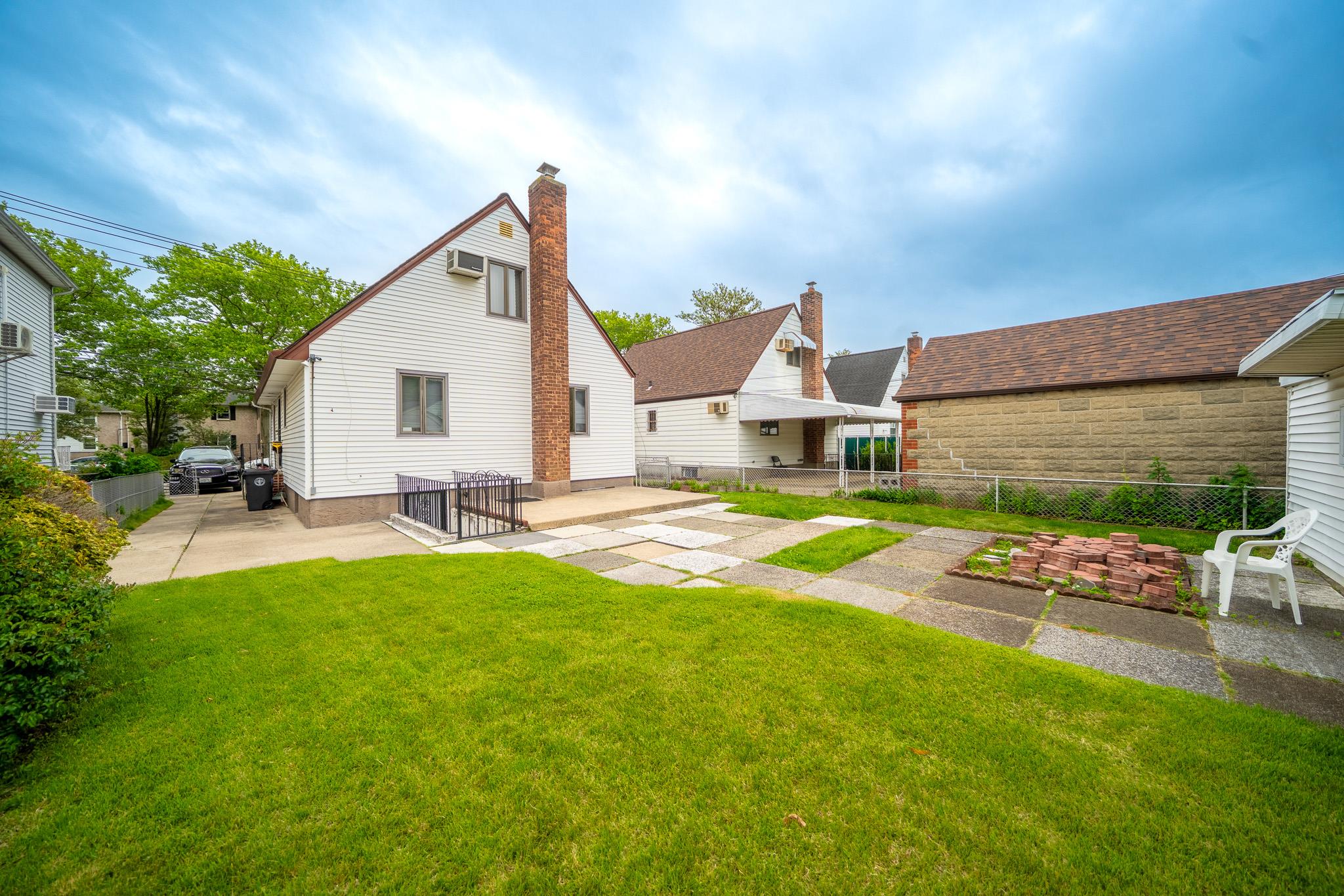 8140 268th Street, Glen Oaks, New York image 24