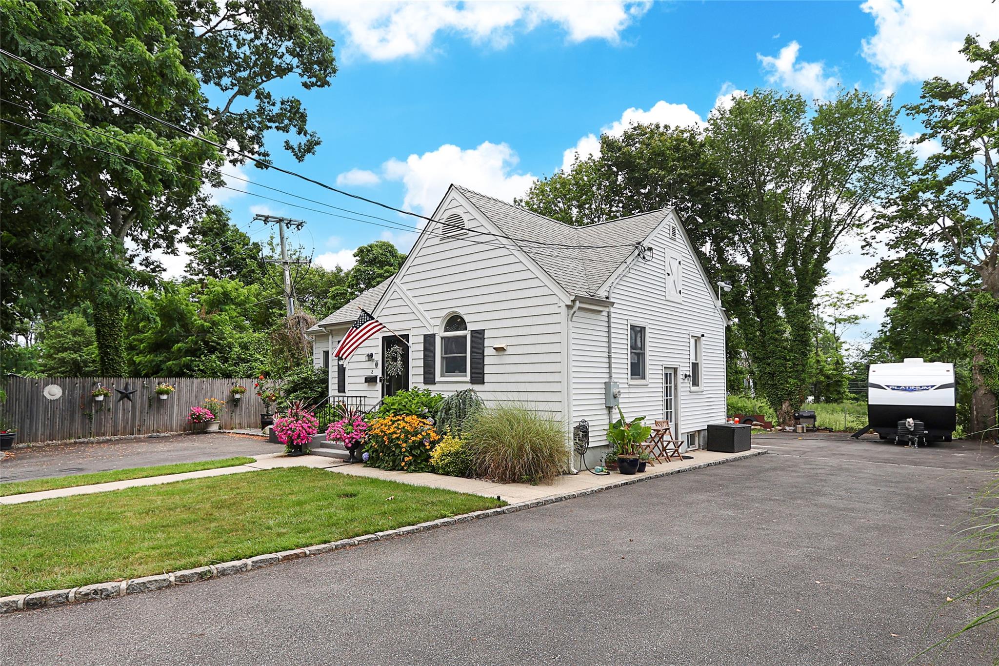8 Dumond Place