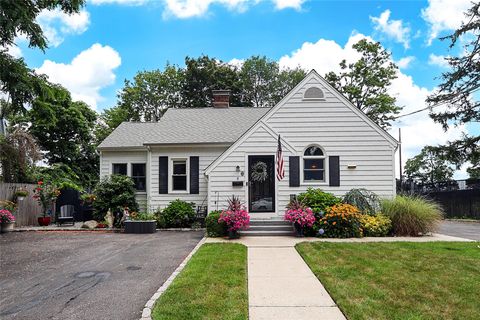 Homes For Sale - 8 Dumond Place<br/> Glen Head, NY 11545