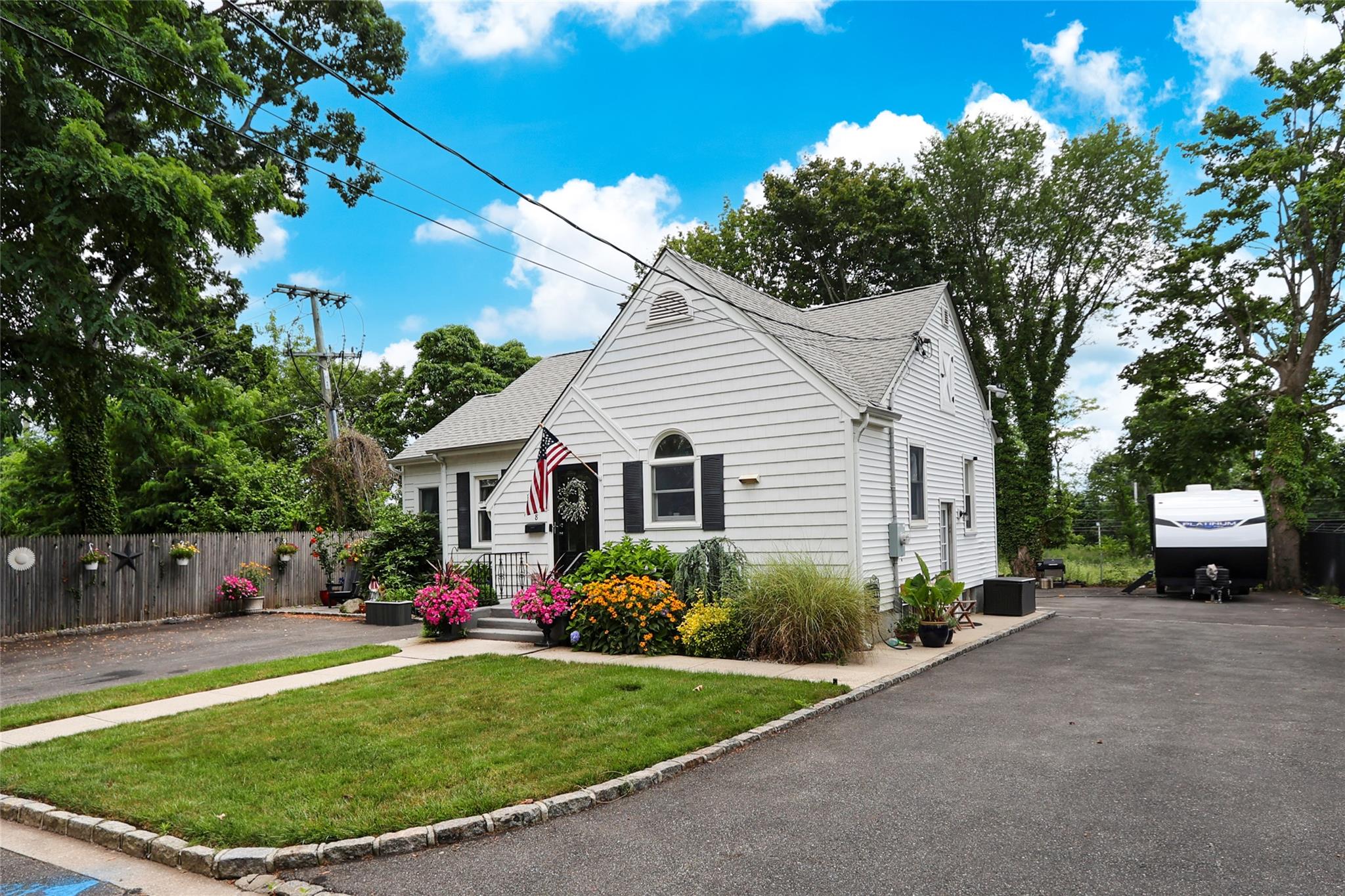 8 Dumond Place