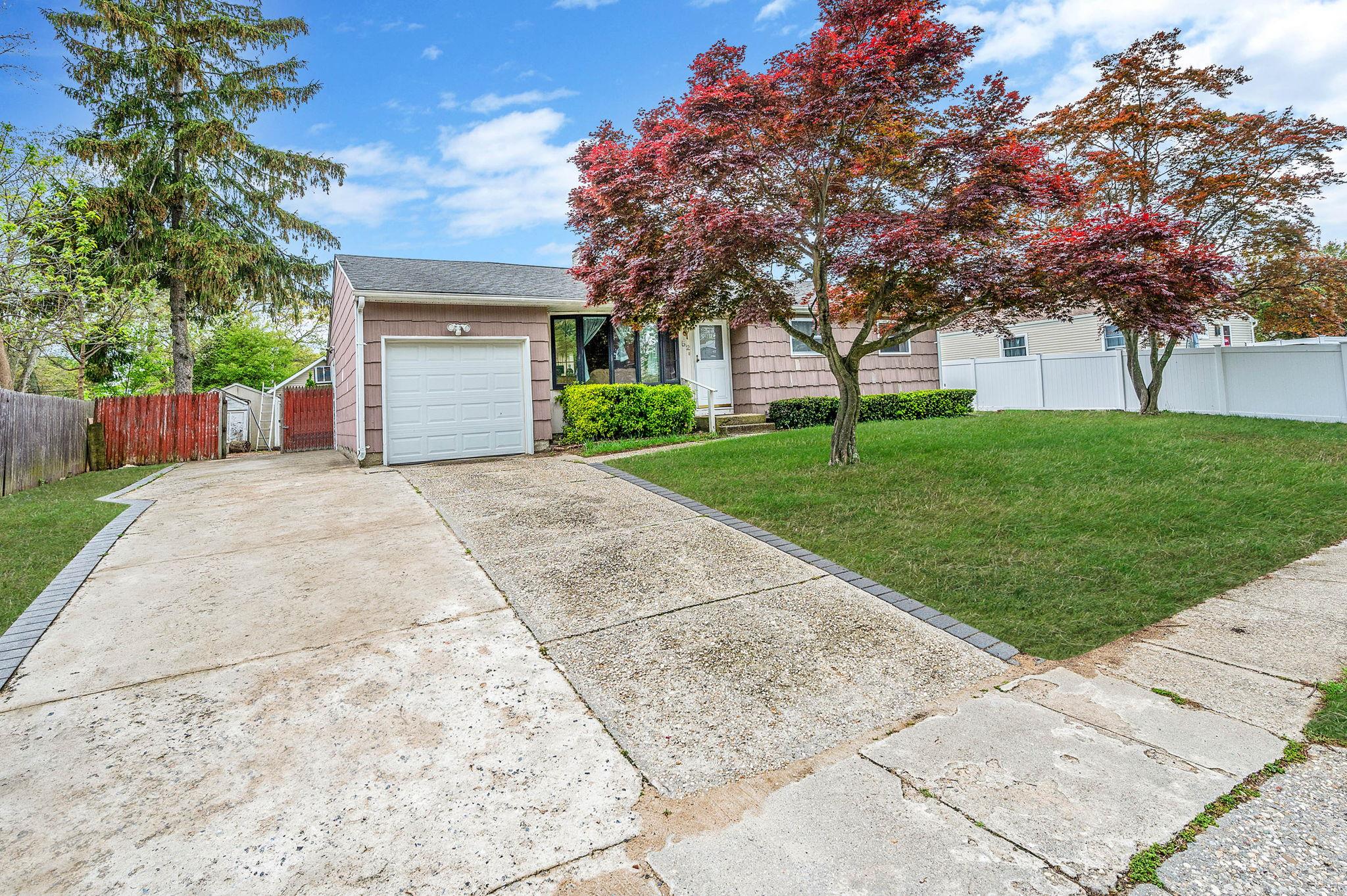 52 Selden Boulevard, Centereach, New York image 3